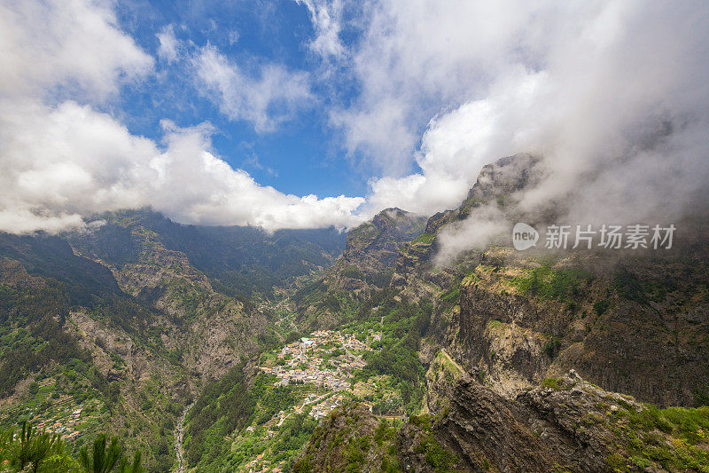 Miradouro do Curral das Freiras的视角与壮观的尼姑山谷在马德拉岛